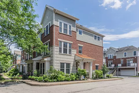 226 W Hyde St #8-4, Arlington Heights, IL 60005