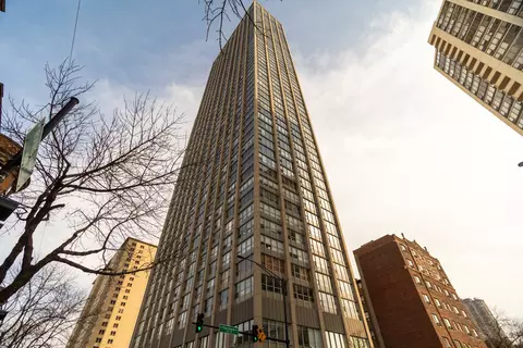 655 W Irving Park Rd #909, Chicago, IL 60613