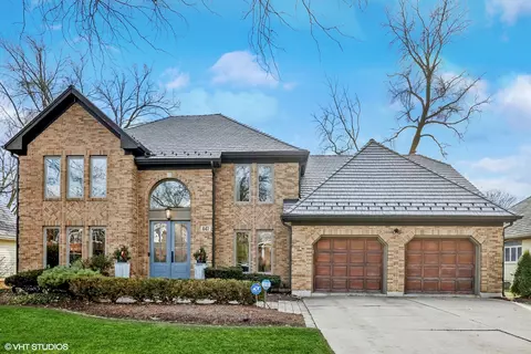 447 Stagecoach Ct, Glen Ellyn, IL 60137