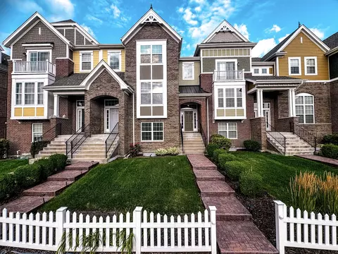 4109 Royal Mews Cir, Naperville, IL 60564