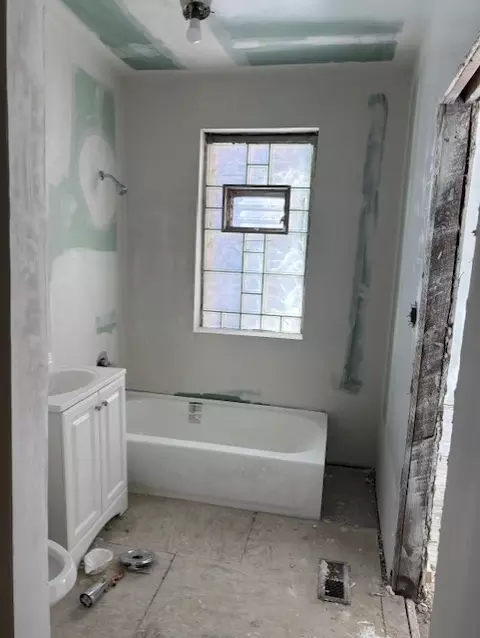 Bath - 1519 E 68th St #1, Chicago, IL 60637 photo 2 of 4
