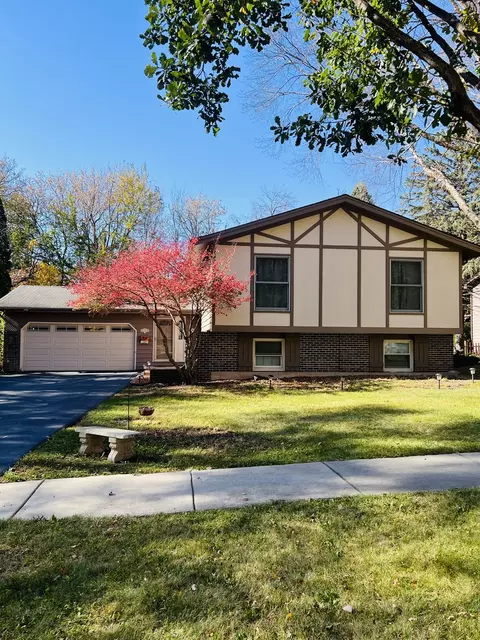 900 W Vista Dr, Algonquin, IL 60102