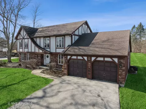 130 Forestview Dr, Elgin, IL 60120
