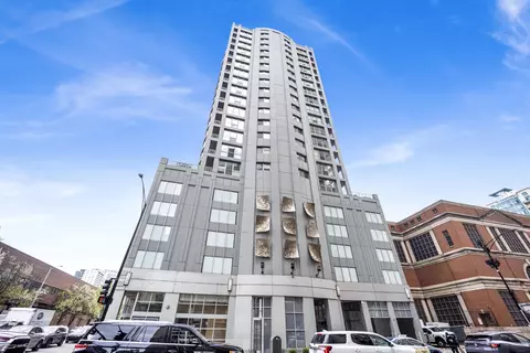 600 N Dearborn St #907, Chicago, IL 60654