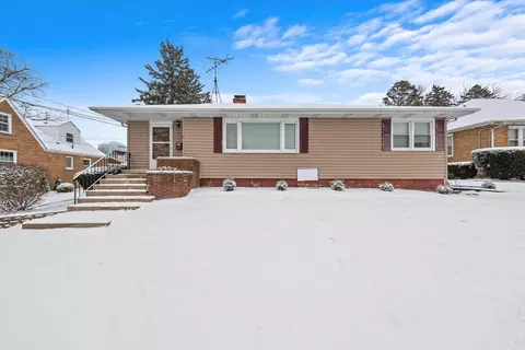 538 W South St, Woodstock, IL 60098