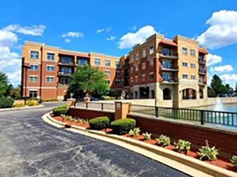 1200 Foxdale Dr #302, Addison, IL 60101