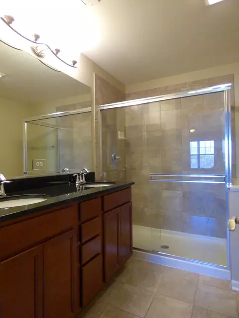 Bath - 1231 Willow Ave, Des Plaines, IL 60016 photo 1 of 2