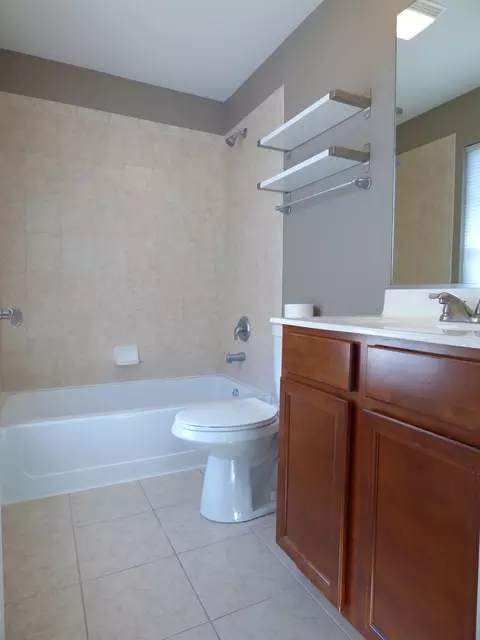Bath - 1231 Willow Ave, Des Plaines, IL 60016 photo 2 of 2
