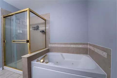 Bath - 315 Emerald Ln, Algonquin, IL 60102 photo 2 of 6