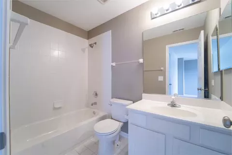Bath - 315 Emerald Ln, Algonquin, IL 60102 photo 5 of 6