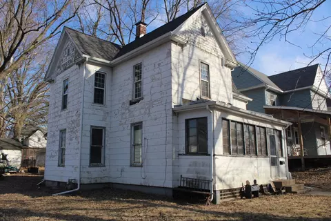 518 N Jackson St, Clinton, IL 61727 photo 2