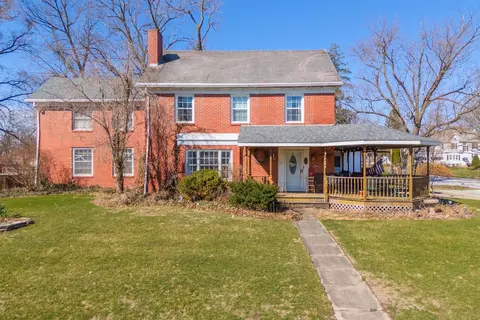 611 N Center St, Gridley, IL 61744
