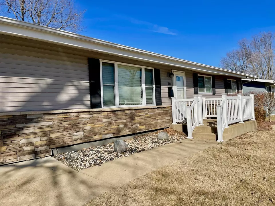 Exterior - 214 W 7th St, Spring Valley, IL 61362 photo 3 of 4