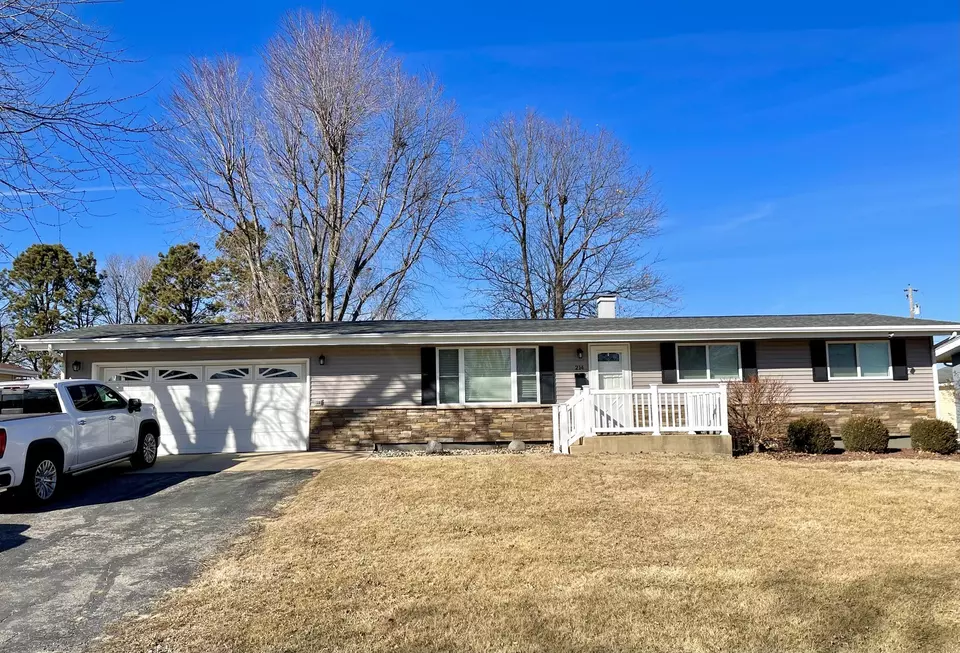 Exterior - 214 W 7th St, Spring Valley, IL 61362 photo 2 of 4