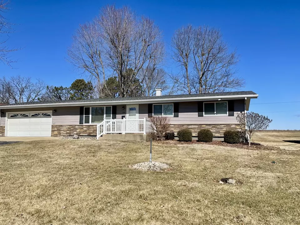 Exterior - 214 W 7th St, Spring Valley, IL 61362 photo 1 of 4