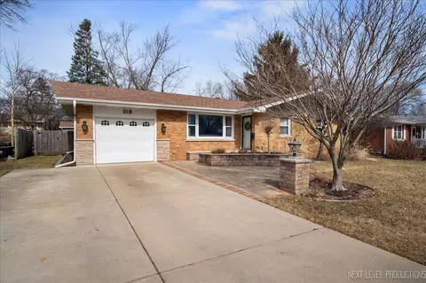 319 W State St, North Aurora, IL 60542