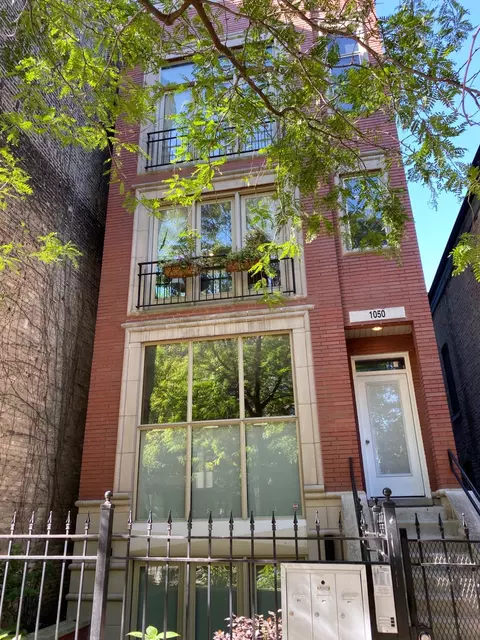 1050 N Marshfield Ave #2, Chicago, IL 60622