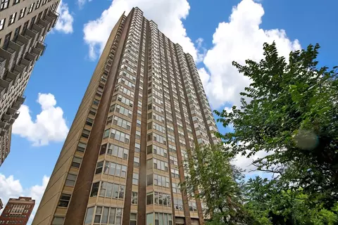 525 W Hawthorne Pl #1208, Chicago, IL 60657