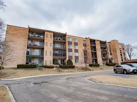 502 W Huntington Commons Rd #235, Mount Prospect, IL 60056