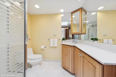 Bath - 128 Stirrup Ln, Burr Ridge, IL 60527 photo 3 of 4