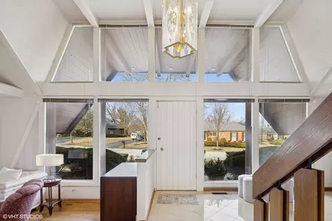 Entry Way - 128 Stirrup Ln, Burr Ridge, IL 60527 photo 2 of 6