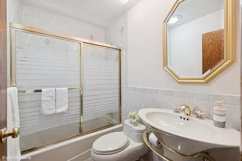 Bath - 128 Stirrup Ln, Burr Ridge, IL 60527 photo 1 of 4