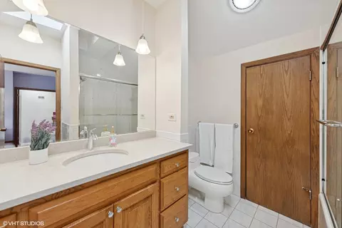 Bath - 128 Stirrup Ln, Burr Ridge, IL 60527 photo 2 of 4