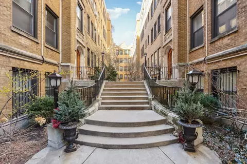 640 W Waveland Ave #3D, Chicago, IL 60613