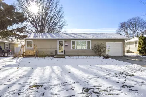 308 Hillside Pl, North Aurora, IL 60542