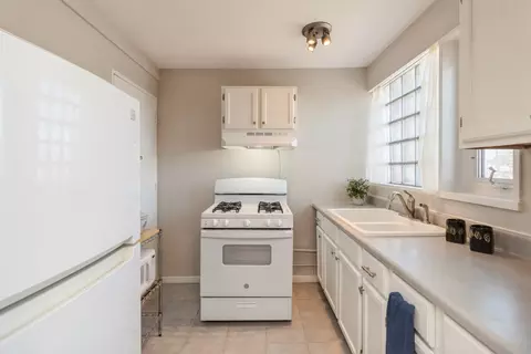 Kitchen - 7200 Oak Ave #4SE, River Forest, IL 60305 photo 1 of 2