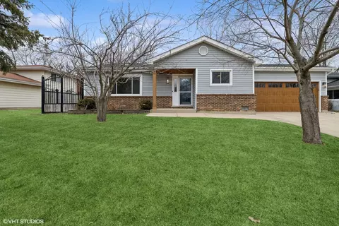 1950 Trail Ridge St, Arlington Heights, IL 60004