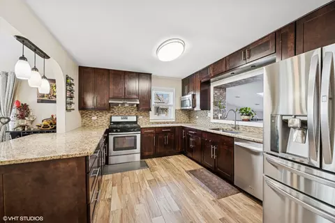 114 E Walnut Ave, Des Plaines, IL 60016 photo 2