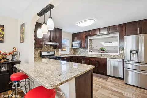 114 E Walnut Ave, Des Plaines, IL 60016 photo 3