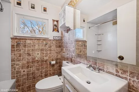 114 E Walnut Ave, Des Plaines, IL 60016 photo 18