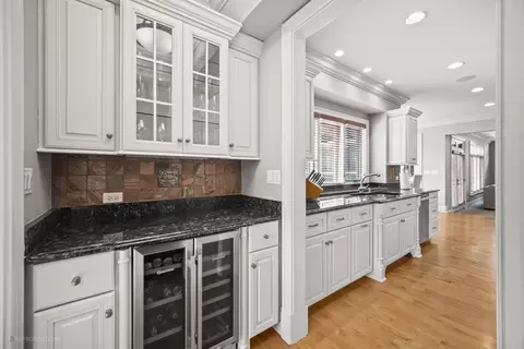 Kitchen - 8744 Johnston Rd, Burr Ridge, IL 60527 photo 5 of 7