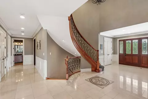 Entry Way - 8744 Johnston Rd, Burr Ridge, IL 60527 photo 2 of 4