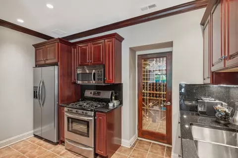 Kitchen - 8744 Johnston Rd, Burr Ridge, IL 60527 photo 6 of 7