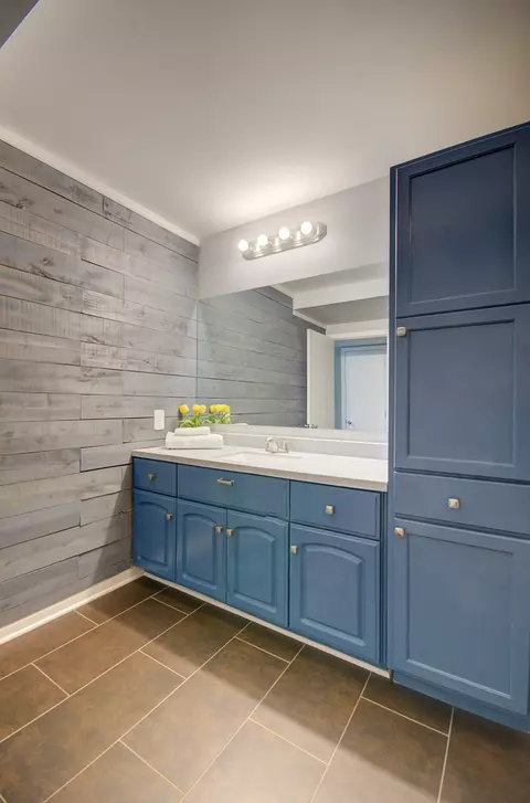 Bath - 903 Daniel St, Plano, IL 60545 photo 2 of 3