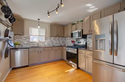 Kitchen - 903 Daniel St, Plano, IL 60545 photo 3 of 5