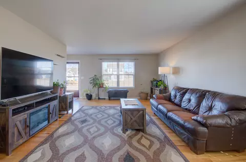 Living - 903 Daniel St, Plano, IL 60545 photo 2 of 3