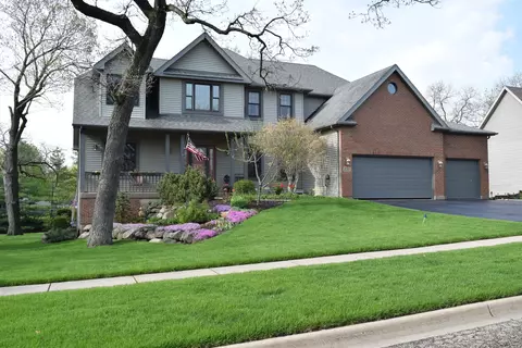 1032 Golden Ave, Woodstock, IL 60098