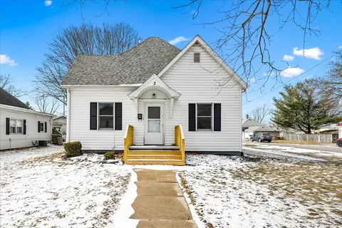 2 S Walnut St, Villa Grove, IL 61956