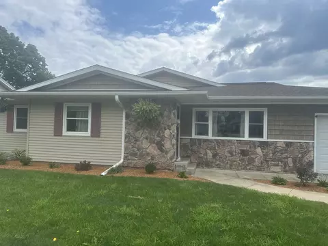 800 Dixon Ct, Sterling, IL 61081