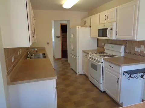 Kitchen - 5224 Glenbrook Trl, Mchenry, IL 60050 photo 4 of 4