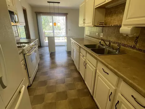 Kitchen - 5224 Glenbrook Trl, Mchenry, IL 60050 photo 2 of 4