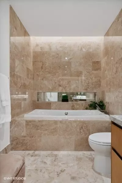 Bath - 363 E Wacker Dr #3402, Chicago, IL 60601 photo 4 of 7