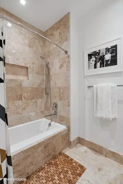 Bath - 363 E Wacker Dr #3402, Chicago, IL 60601 photo 6 of 7