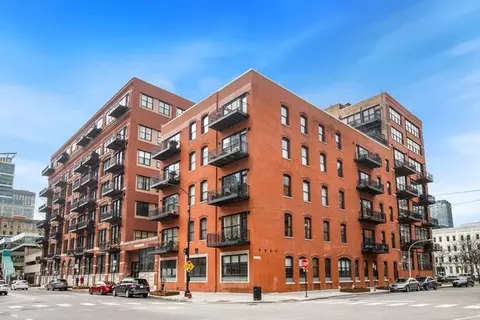 226 N Clinton St #117, Chicago, IL 60661