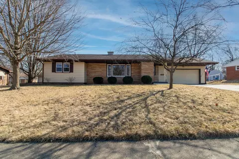 21 Hawthorne Dr, Normal, IL 61761 photo 2