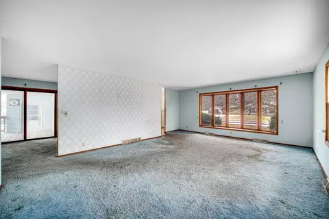 Living - 331 E Miller Ave, Hinckley, IL 60520 photo 2 of 4